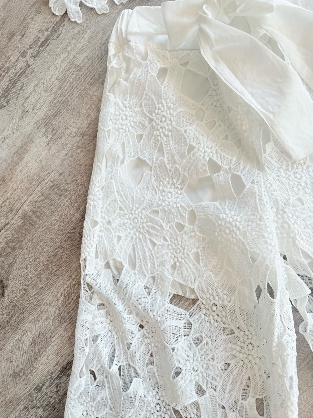 Designer Inspired White Floral Cutout 2pc Set with Wide Leg Pants and Top NEW - Picture 8 of 11